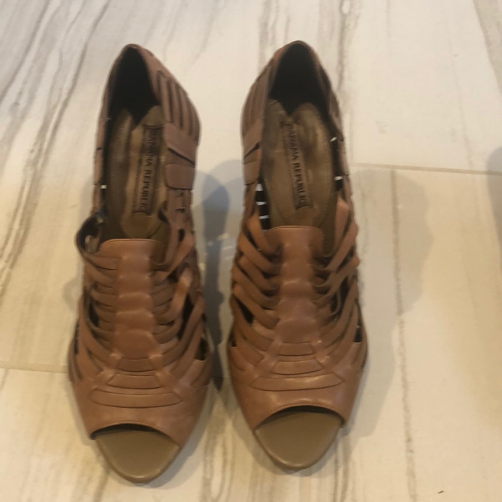 Banana Republic 7.5 heels. Gently worn. Tan
